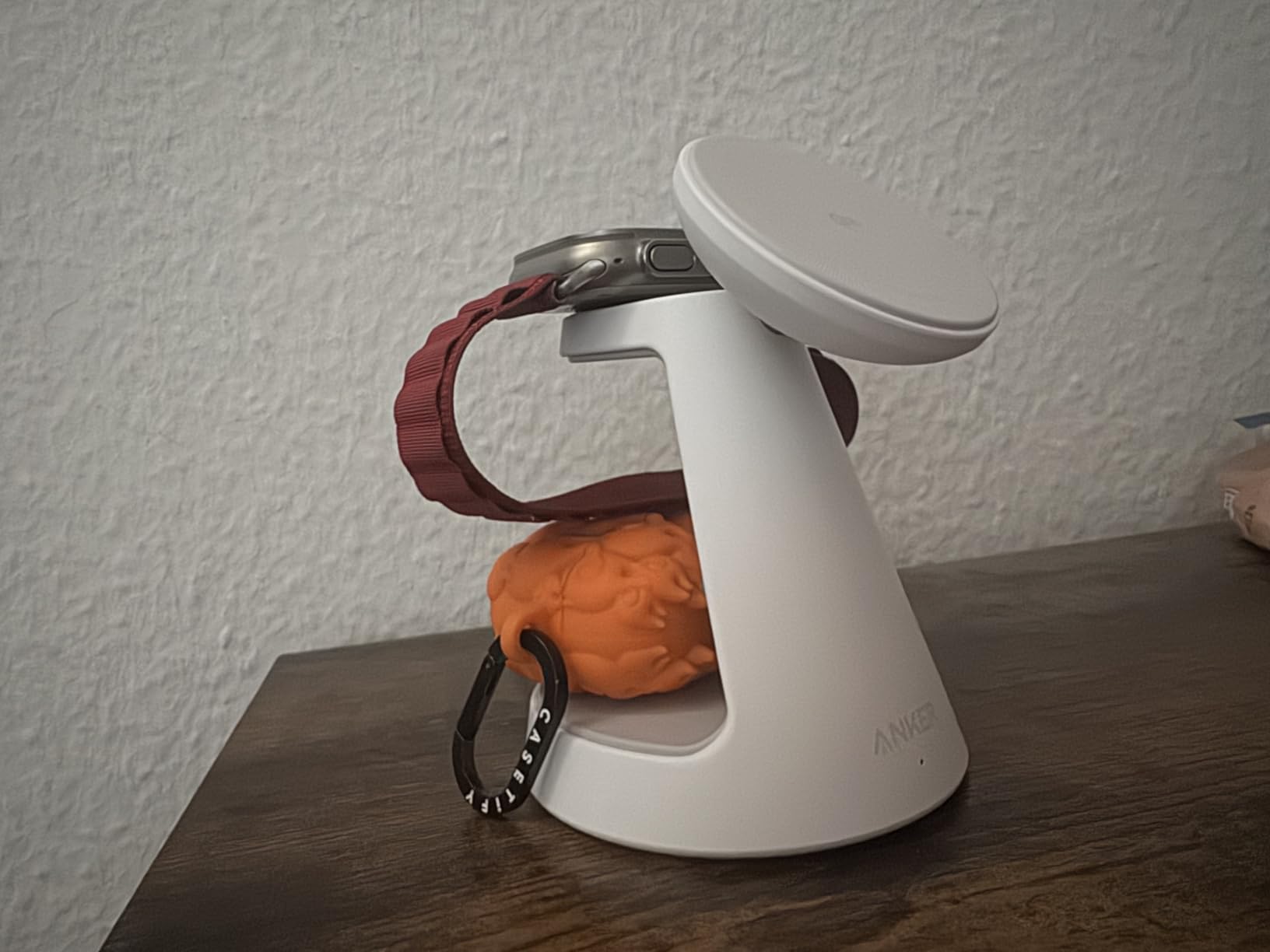 Ein Ladegerät, alles dabei